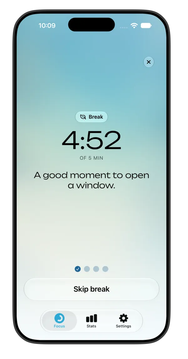 A break on an iPhone: 4:52 of 5 minutes left, “A good moment to open a window”, the round's four dots and Skip break.